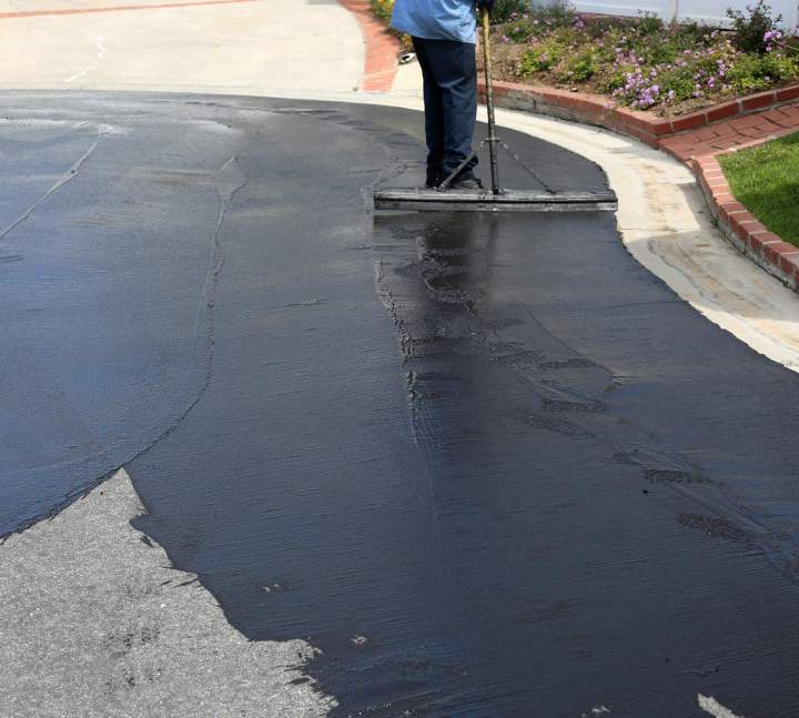 Asphalt sealant application Gatineau
